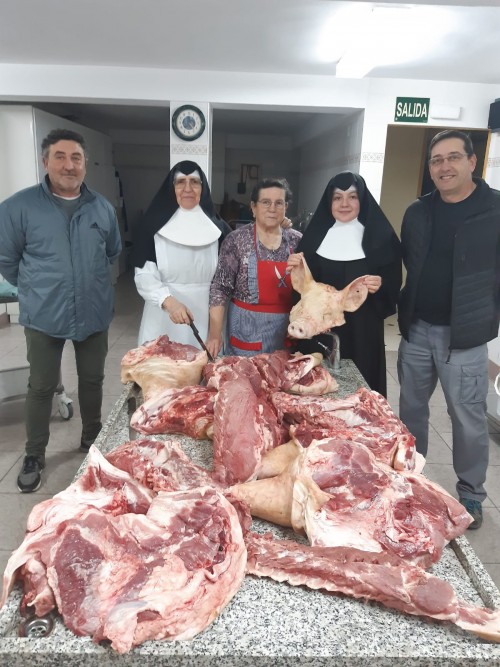 Donación de un cerdo al Asilo de Caspe